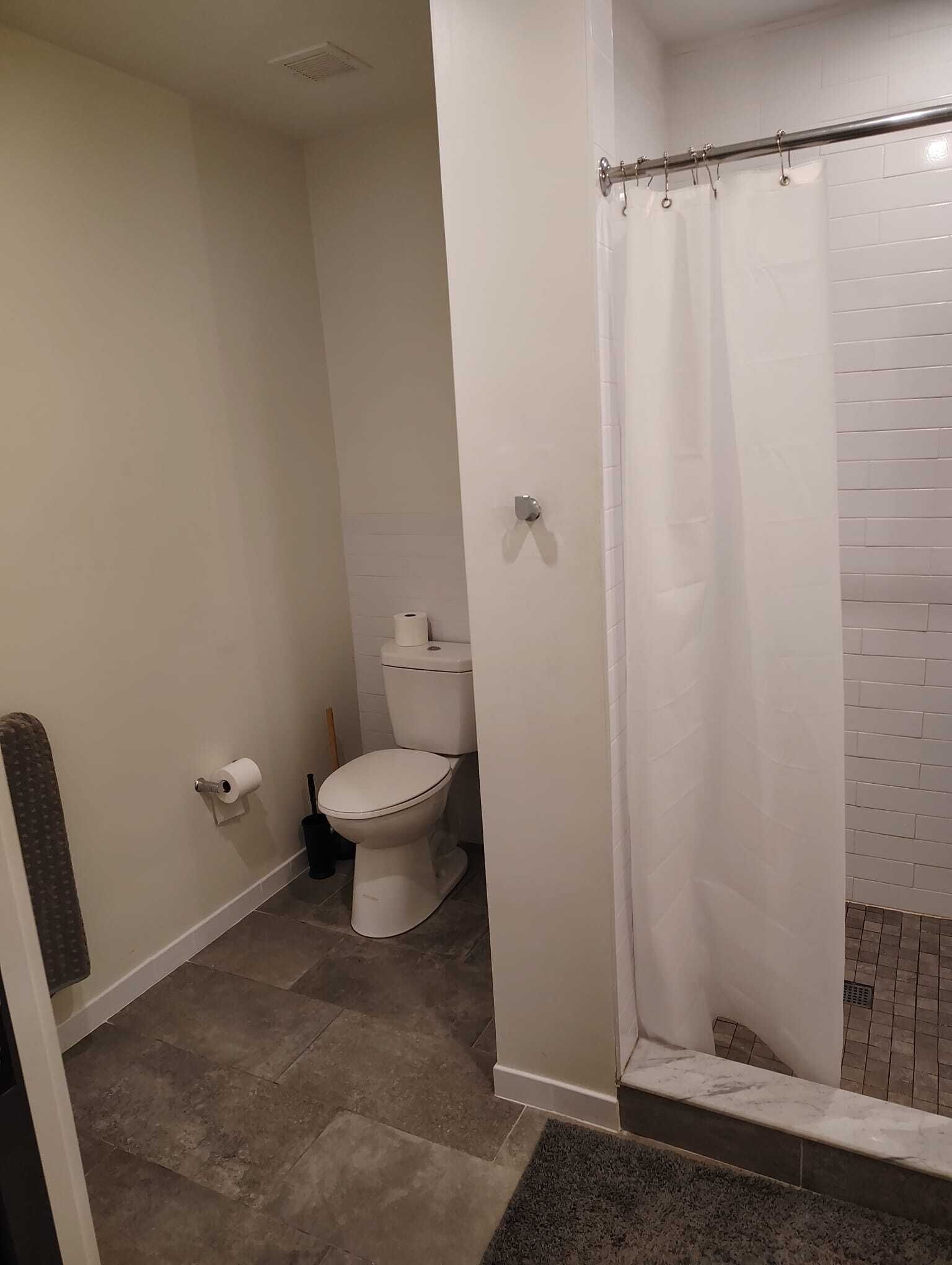 シャワー、タオル、石鹸、シャンプー