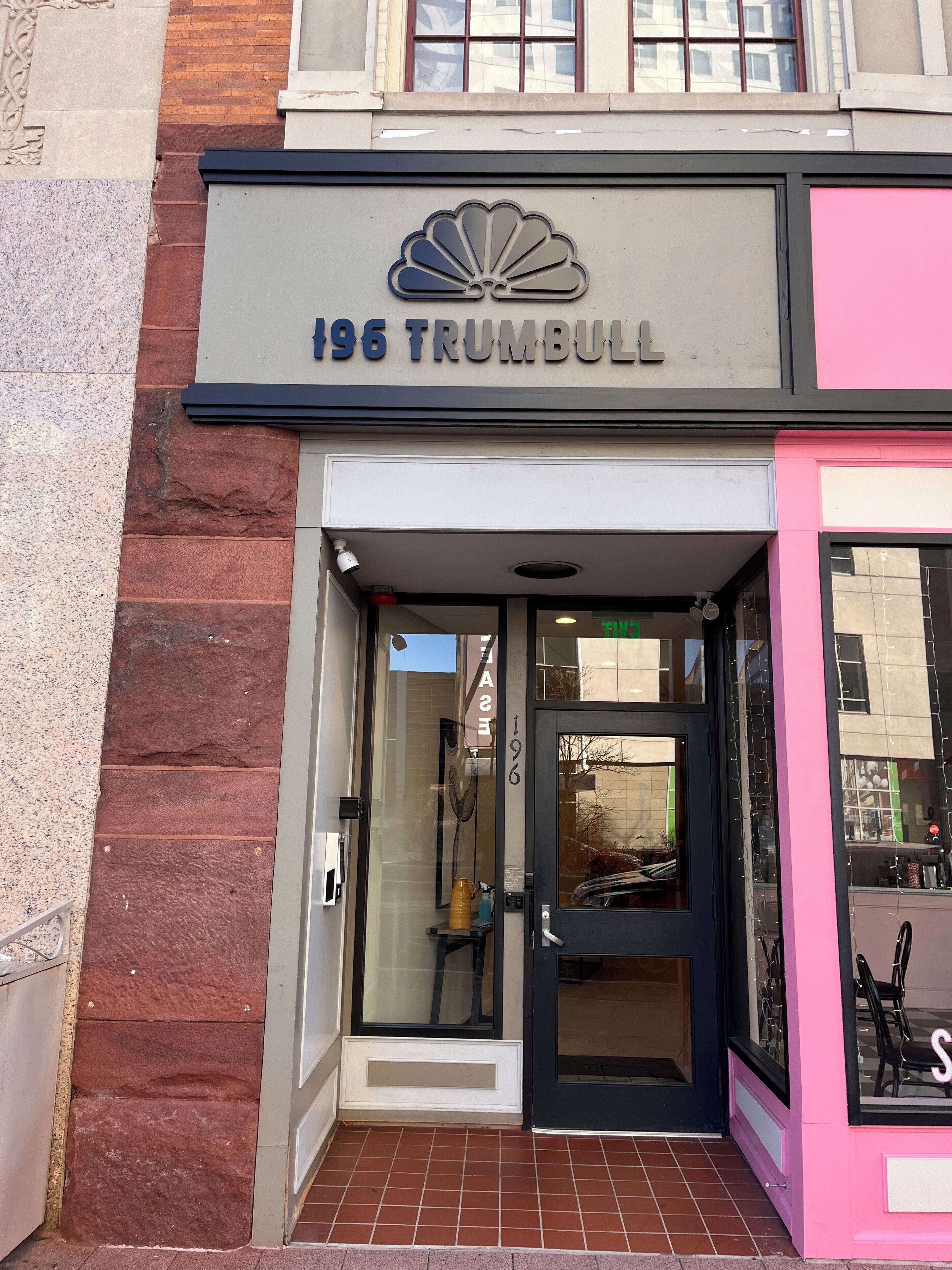 El exterior de un edificio con un letrero que dice "196 TRUMBULL".