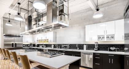 Cozy 1bedroom Apt Loft Style in welcoming Hartford with WiFi, AC, Elevator