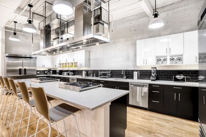 Cozy 1bedroom Apt Loft Style  in welcoming Hartford with WiFi, AC, Elevator