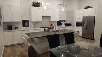 Mikrovågsugn, ugn, spishäll och diskmaskin