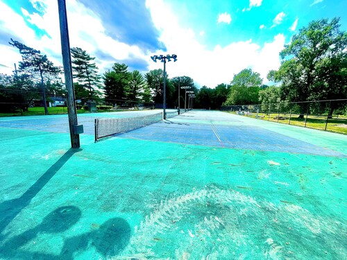The Headquarters by: BLUE spacious 5 bedrooms_Hot tub_park!