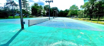 The Headquarters by: BLUE spacious 5 bedrooms_Hot tub_park!