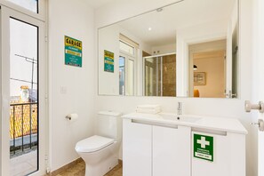 Shower, towels
