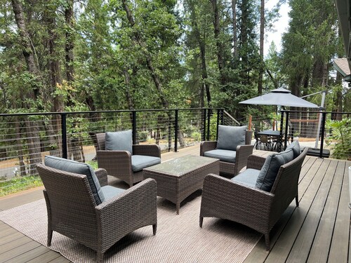 Peaceful Forest Home, 5 Minutes From Downtown!