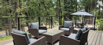 Peaceful Forest Home, 5 Minutes From Downtown!