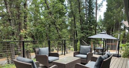 Peaceful Forest Home, 5 Minutes From Downtown!