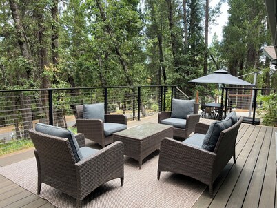Peaceful Forest Home, 5 Minutes From Downtown!