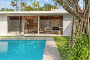 Outdoor pool - Sea Clusion Beachfront Luxury House & Wellness SPA Retreat (Casuarina)