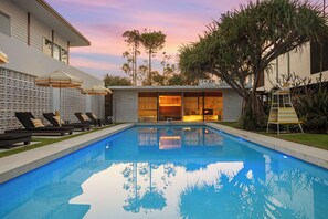 Outdoor pool - Sea Clusion Beachfront Luxury House & Wellness SPA Retreat (Casuarina)