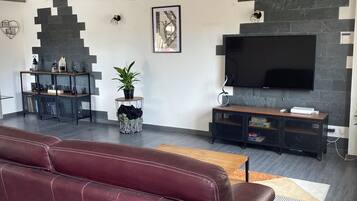 Een televisie en boeken