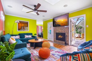 Téléviseur connecté, foyer, jeux vidéo, livres