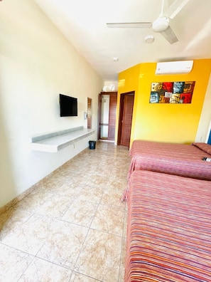 Quarto casal, 2 camas de casal, para não fumantes, vista para a cidade | Wi-Fi de cortesia