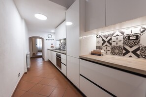 Fridge, oven, stovetop, dishwasher