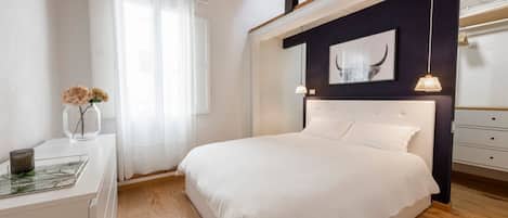 2 bedrooms, desk, iron/ironing board, WiFi