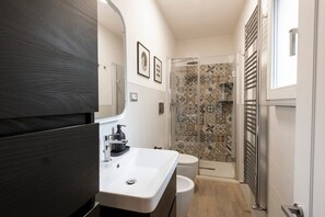 Douche, sĂšche-cheveux, bidet, serviettes fournies