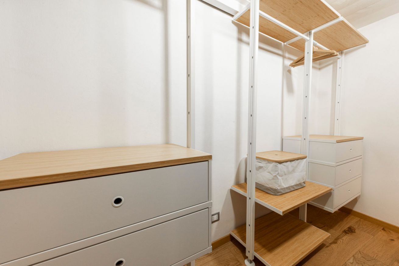 Une chambre avec un lit, un bureau et une armoire.