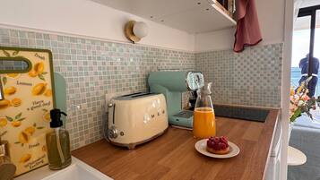 Réfrigérateur, micro-ondes, plaque de cuisson, cafetiÚre/bouilloire