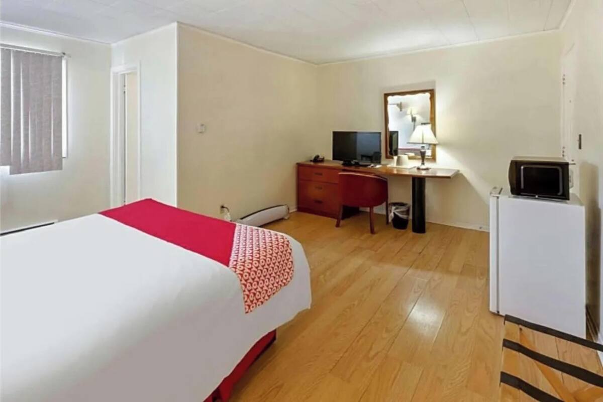 Desk, iron/ironing board, free WiFi