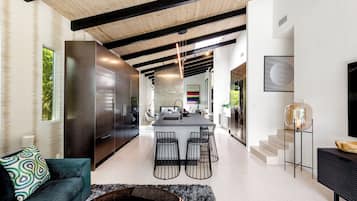 Een smart-tv en een open haard