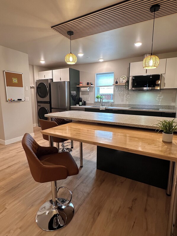 Frigorífico, microondas, horno y placa de cocina