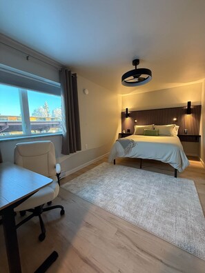 2 bedrooms, in-room safe, iron/ironing board, WiFi - DWELL in Alaska "BIGGEST" Unit l (Fairbanks)