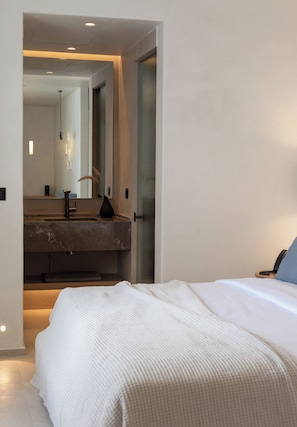 Private Executive Suite | Badrum | Dusch, regndusch, hårtork och badrock
