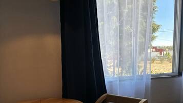 Phòng đôi tiện nghi đơn giản, quang cảnh núi | Khu vực làm việc phù hợp cho laptop