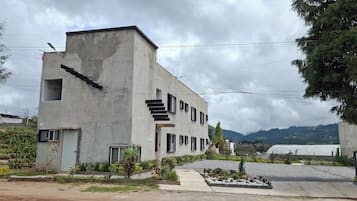 Vista frontal de la propiedad