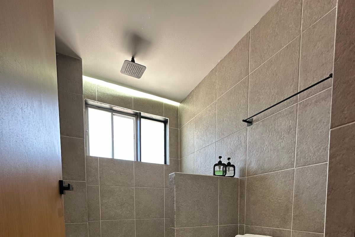 Comfort tweepersoonskamer, uitzicht op bergen | Badkamer | Een douche, handdoeken, zeep, shampoo