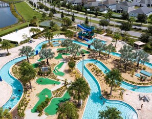Un parcours de golf comportant de nombreux obstacles d’eau et une vaste zone avec piscine.