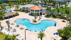Un complexe hôtelier doté d’une grande piscine centrale, d’une plage et offrant une vue sur un lac.