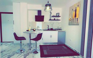 Kaffetrakter/tekoker, vannkoker, brødrister og spisebord