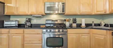 Refrigerador, microondas, horno y parrilla de estufa