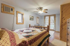 3 bedrooms, iron/ironing board, WiFi, bed sheets - Catskill Creekside Retreat (Hamden)