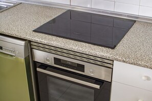 A kitchen with a built-in stove, oven, and dishwasher. - Apartamento Lynapic - Plusholidays (Calpe)
