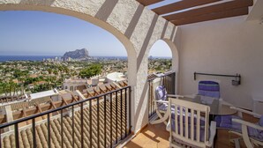 A balcony with a view of a cityscape and a mountain. - Apartamento Lynapic - Plusholidays (Calpe)