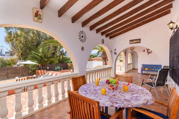 Outdoor dining - Villa Capricho - Plusholidays (Calpe)