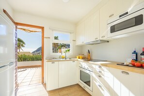 Kjøleskap, mikrobølgeovn, ovn og oppvaskmaskin