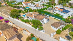 Zona residencial con casas, piscina y una calle.