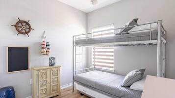 4 slaapkamers, een strijkplank/strijkijzer, reisbedje, gratis wifi