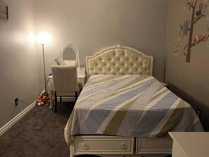 2 slaapkamers, een bureau, een strijkplank/strijkijzer, gratis wifi
