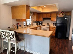 冷蔵庫、電子レンジ、オーブン、コンロ