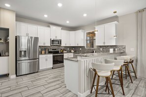 Fridge, microwave, oven, stovetop - Royal Retreat: All Inclusive Champions Gate Resort 6BD6BA Free Heated Pool Villa (Four Corners)