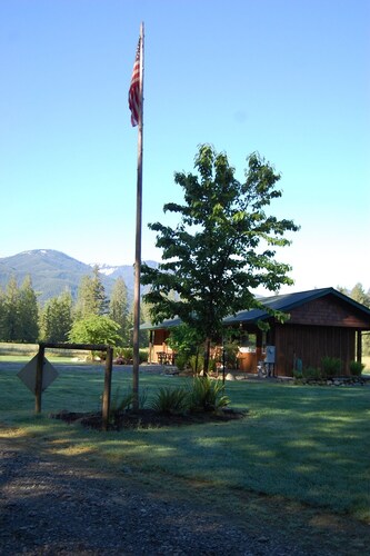 Welcome to your year-round mountain getaway and historic ranch in the foothills of the North Cascades!