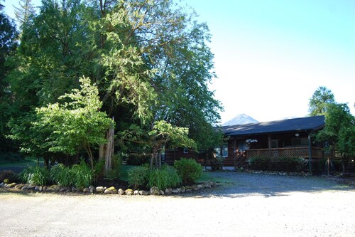 Welcome to your year-round mountain getaway and historic ranch in the foothills of the North Cascades!