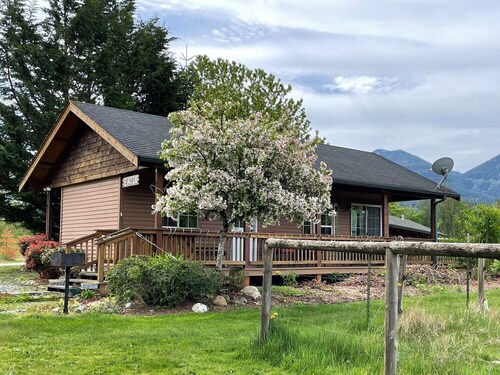 Welcome to your year-round mountain getaway and historic ranch in the foothills of the North Cascades!