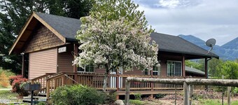 Welcome to your year-round mountain getaway and historic ranch in the foothills of the North Cascades!