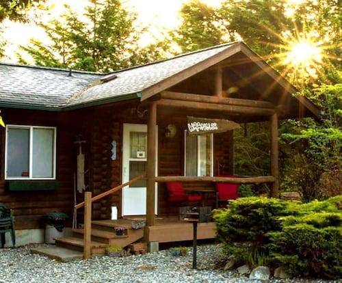 Welcome to your year-round mountain getaway and historic ranch in the foothills of the North Cascades!
