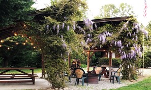 Outdoor dining - Welcome to your year-round mountain getaway and historic ranch in the foothills of the North Cascades! (Concrete)